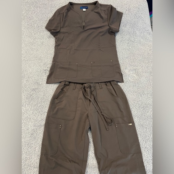 Gray scrub set: Koi Sapphire Medium. - Picture 2 of 2